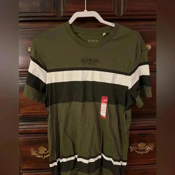 Men’s Size Medium Guess Shirt NWT - Picture 2 of 3